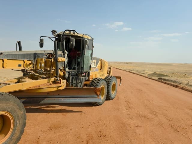 جريدر من الجانب والسائق في الكابينة
