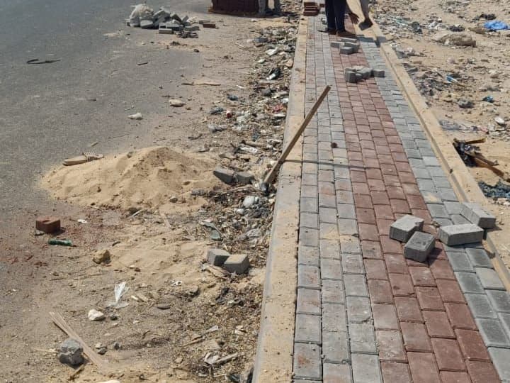ممر إنترلوك منفذ على جانب طريق مع مواد مجهزة في الموقع
