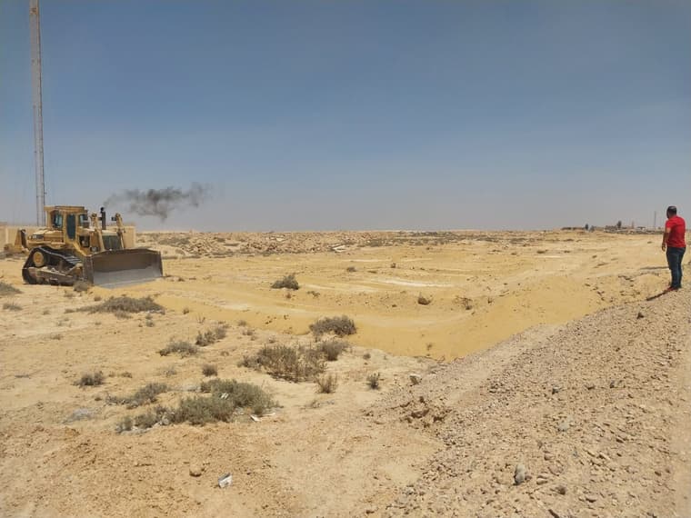 بلدوزر يعمل على مسار طريق جديد