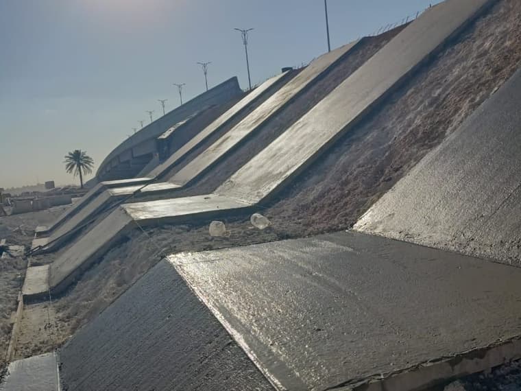 ألواح ميول خرسانية على جانب الطريق
