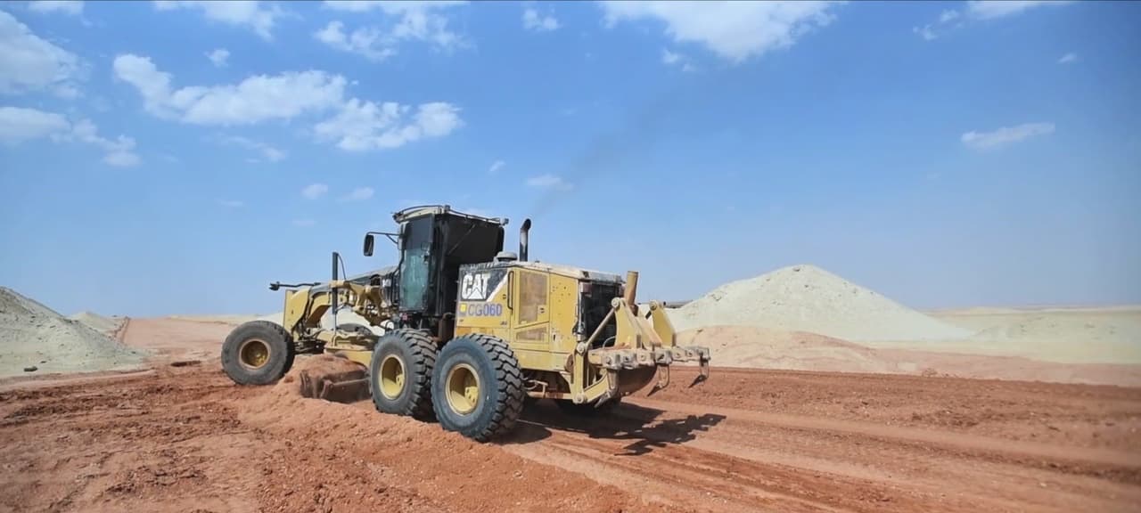 جريدر أثناء تمهيد طريق في أحد مواقع العمل