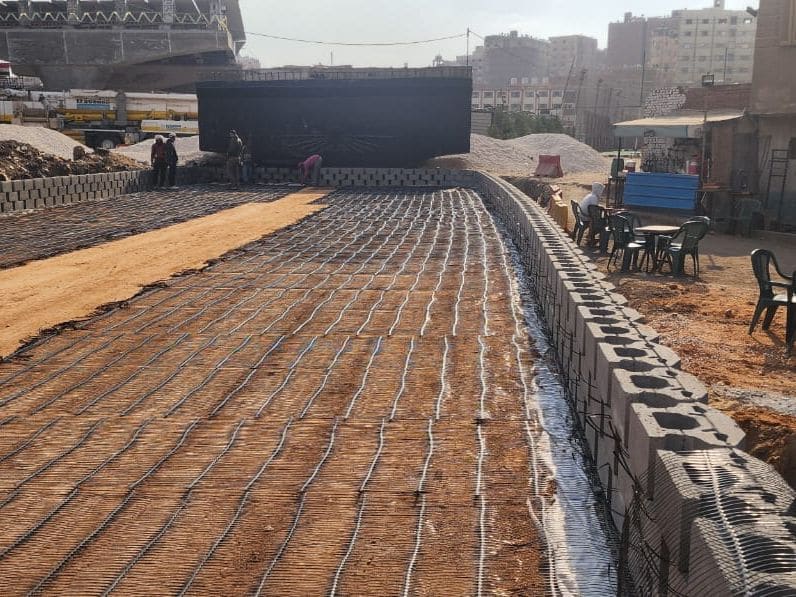 تسليح التربة بالجيوجريد وحائط ساند من البلوكات أسفل كوبري