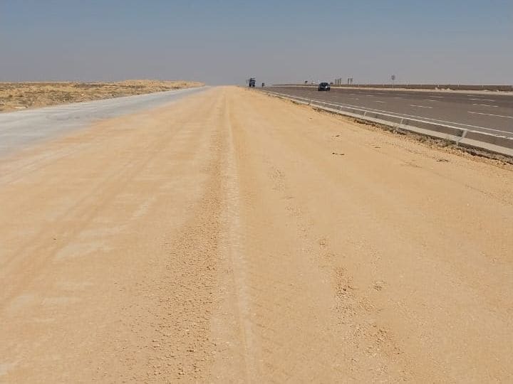 سطح طريق ممهّد في منطقة صحراوية