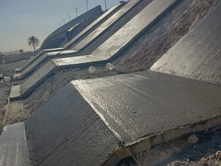 ألواح ميول خرسانية على جانب جسر طريق